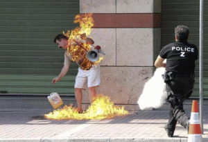 Protest în faţa băncii Piraues